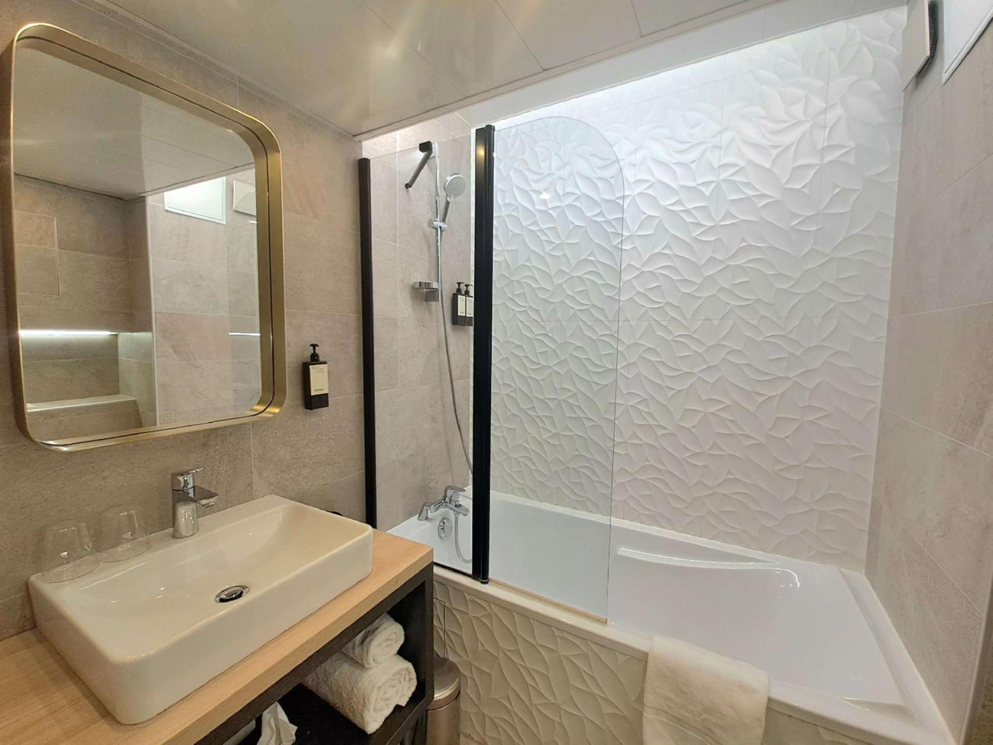 Best Western Plus Opera Batignolles Paris Exterior photo